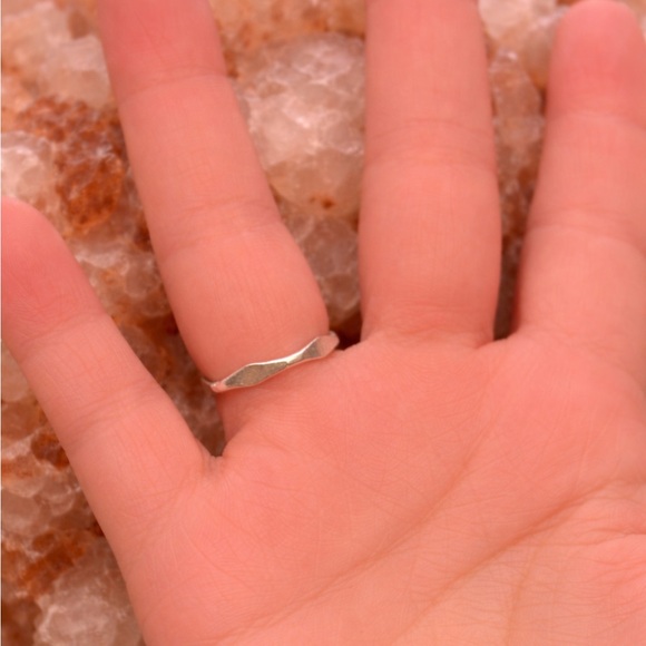 925 Silver Wavy Ring Taxco Handmade dainty stackable - Picture 9 of 10